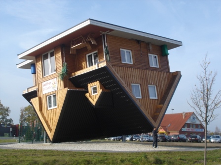 Schiefe Haus